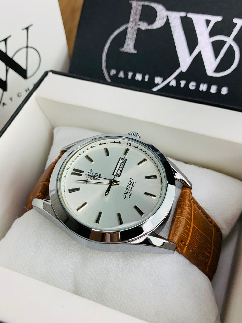 TAG Carrera Calibre 5 – Day & Date | Leather Strap | Quartz Movement